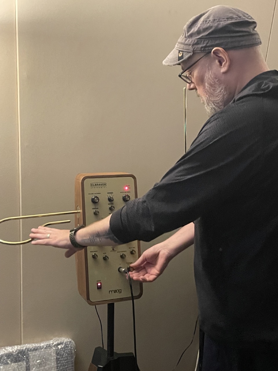Theremin performance still