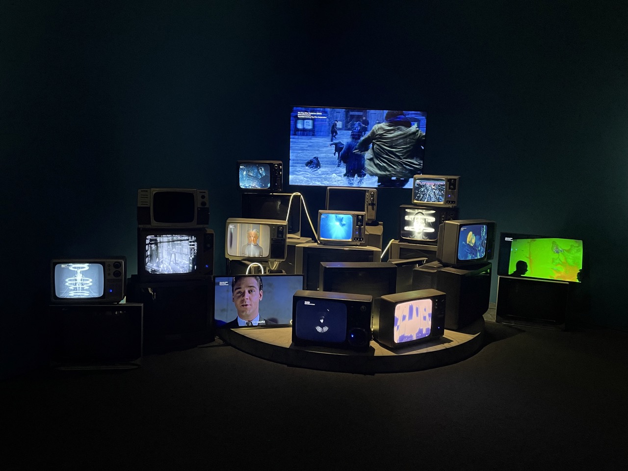 First room of the exhibition with immersive lighting